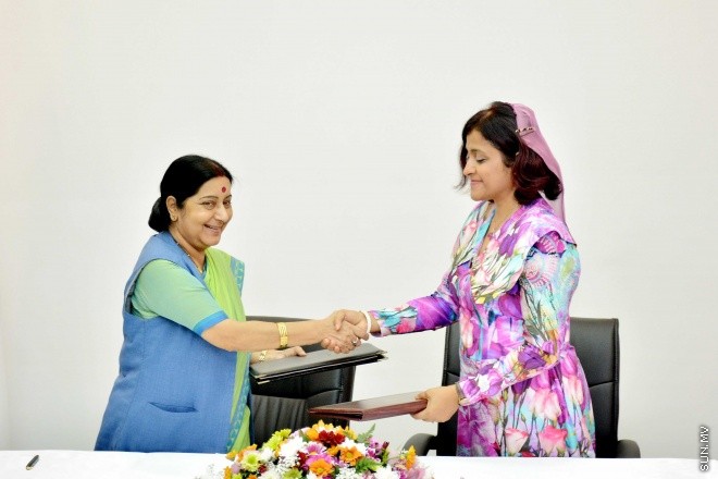 އޮކްޓޯބަރ 11، 2015: އިންޑިއާގެ އެކްސްޓާނަލް މިނިސްޓަރ ސުޝްމާ ސުވަރާޖު އާއި އެކު ފޮރިން މިނިސްޓްރީގައި ބޭއްވި އިންޑިއާ މޯލްޑިވްސް ޖޮއިންޓް ކޮމިޝަންގެ ބައްދަލުވުމުގެ ތެރެއިން -- ސަންފޮޓޯ/ ޔޫސުފް ސޮފްވާން