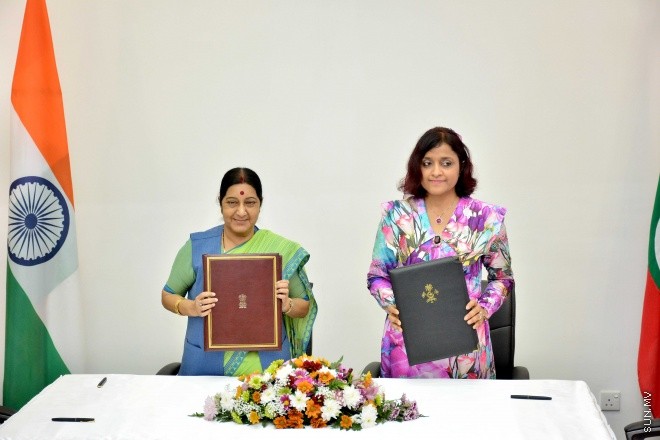 އޮކްޓޯބަރ 11، 2015: އިންޑިއާގެ އެކްސްޓާނަލް މިނިސްޓަރ ސުޝްމާ ސުވަރާޖު އާއި އެކު ފޮރިން މިނިސްޓްރީގައި ބޭއްވި އިންޑިއާ މޯލްޑިވްސް ޖޮއިންޓް ކޮމިޝަންގެ ބައްދަލުވުމުގެ ތެރެއިން -- ސަންފޮޓޯ/ ޔޫސުފް ސޮފްވާން