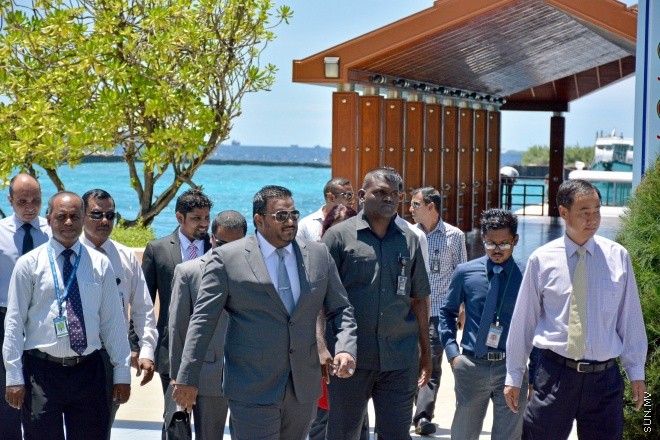 އޮކްޓޯބަރ 13، 2015: ރަސްމީ ދަތުރުފުޅެއްގައި ރައީސުލް ޖުމްހޫރިއްޔާގެ ނައިބު އަހުމަދު އަދީބު ޗައިނާއަށް ވަޑައިގަތުމުގެ ކުރިން ނޫސްވެރިންނާ ވާހަކަފުޅު ދައްކަވަނީ -- ސަންފޮޓޯ/ އަލީ ނަސީރު