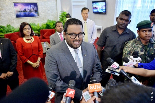 އޮކްޓޯބަރ 13، 2015: ރަސްމީ ދަތުރުފުޅެއްގައި ރައީސުލް ޖުމްހޫރިއްޔާގެ ނައިބު އަހުމަދު އަދީބު ޗައިނާއަށް ވަޑައިގަތުމުގެ ކުރިން ނޫސްވެރިންނާ ވާހަކަފުޅު ދައްކަވަނީ -- ސަންފޮޓޯ/ އަލީ ނަސީރު