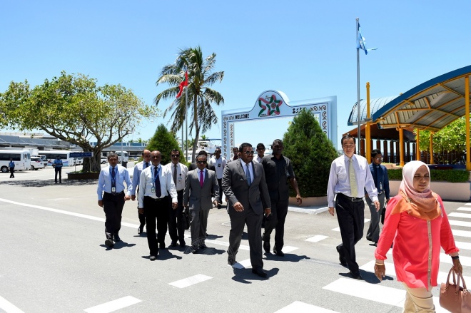 އޮކްޓޯބަރ 13، 2015: ރަސްމީ ދަތުރުފުޅެއްގައި ރައީސުލް ޖުމްހޫރިއްޔާގެ ނައިބު އަހުމަދު އަދީބު ޗައިނާއަށް ވަޑައިގަތުމަށް އެއާޕޯޓުގައި -- ފޮޓޯ/ ރައީސް އޮފީސް