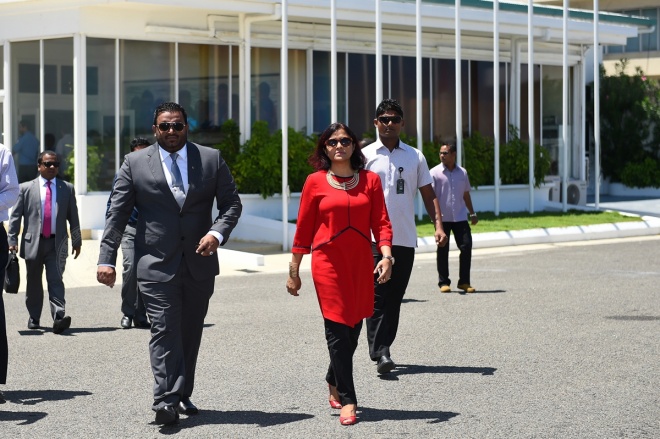 އޮކްޓޯބަރ 13، 2015: ރަސްމީ ދަތުރުފުޅެއްގައި ރައީސުލް ޖުމްހޫރިއްޔާގެ ނައިބު އަހުމަދު އަދީބު ޗައިނާއަށް ވަޑައިގަތުމަށް އެއާޕޯޓުގައި -- ފޮޓޯ/ ރައީސް އޮފީސް