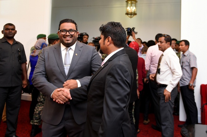 އޮކްޓޯބަރ 13، 2015: ރަސްމީ ދަތުރުފުޅެއްގައި ރައީސުލް ޖުމްހޫރިއްޔާގެ ނައިބު އަހުމަދު އަދީބު ޗައިނާއަށް ވަޑައިގަތުމަށް އެއާޕޯޓުގައި -- ފޮޓޯ/ ރައީސް އޮފީސް
