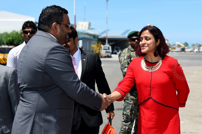 އޮކްޓޯބަރ 13، 2015: ރަސްމީ ދަތުރުފުޅެއްގައި ރައީސުލް ޖުމްހޫރިއްޔާގެ ނައިބު އަހުމަދު އަދީބު ޗައިނާއަށް ވަޑައިގަތުމަށް އެއާޕޯޓުގައި -- ފޮޓޯ/ ރައީސް އޮފީސް