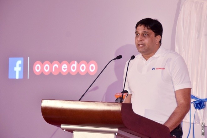 އޮކްޓޯބަރ 15، 2015: އުރީދޫއިން ފޭސްބުކާ ގުޅިގެން "ފްރީ ބޭސިކްސް" ޚިދުމަތް ތައާރަފްކުރުމަށް އެޗްއައިއެޗް ހޮޓެލްގައި ބޭއްވި ހަފްލާގެ ތެރެއިން -- ސަން ފޮޓޯ/ފަޔާޒު މޫސާ