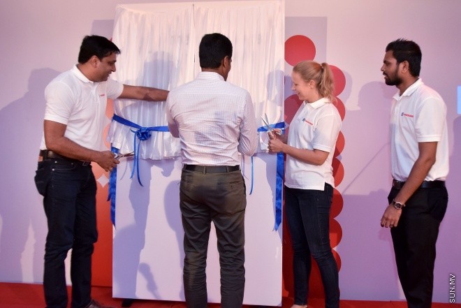 އޮކްޓޯބަރ 15، 2015: އުރީދޫއިން ފޭސްބުކާ ގުޅިގެން "ފްރީ ބޭސިކްސް" ޚިދުމަތް ތައާރަފްކުރުމަށް އެޗްއައިއެޗް ހޮޓެލްގައި ބޭއްވި ހަފްލާގެ ތެރެއިން -- ސަން ފޮޓޯ/ފަޔާޒު މޫސާ