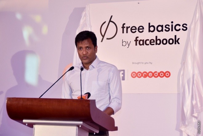 އޮކްޓޯބަރ 15، 2015: އުރީދޫއިން ފޭސްބުކާ ގުޅިގެން "ފްރީ ބޭސިކްސް" ޚިދުމަތް ތައާރަފްކުރުމަށް އެޗްއައިއެޗް ހޮޓެލްގައި ބޭއްވި ހަފްލާގެ ތެރެއިން -- ސަން ފޮޓޯ/ފަޔާޒު މޫސާ