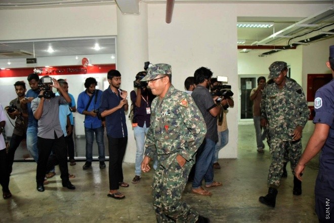 ވެލާނާ ބިލްޑިންގައި ހިންގާ އެމްއެމްޕީއާރްސީގެ އޮފީސް ސިފައިންނާ ފުލުހުން ގުޅިގެން ބަލައި ފާސްކުރުން-- ސަން ފޮޓޯ/ ޔޫސުފް ސޮފްވާން