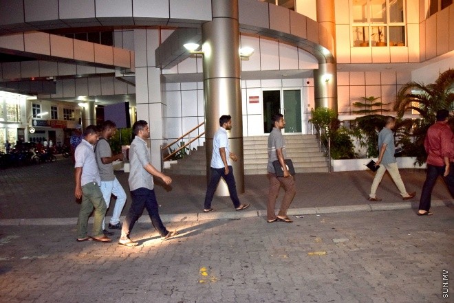 ވެލާނާ ބިލްޑިންގައި ހިންގާ އެމްއެމްޕީއާރްސީގެ އޮފީސް ސިފައިންނާ ފުލުހުން ގުޅިގެން ބަލައި ފާސްކުރުން-- ސަން ފޮޓޯ/ ޔޫސުފް ސޮފްވާން