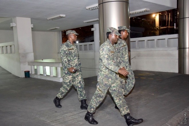 ވެލާނާ ބިލްޑިންގައި ހިންގާ އެމްއެމްޕީއާރްސީގެ އޮފީސް ސިފައިންނާ ފުލުހުން ގުޅިގެން ބަލައި ފާސްކުރުން-- ސަން ފޮޓޯ/ ޔޫސުފް ސޮފްވާން
