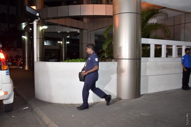 ވެލާނާ ބިލްޑިންގައި ހިންގާ އެމްއެމްޕީއާރްސީގެ އޮފީސް ސިފައިންނާ ފުލުހުން ގުޅިގެން ބަލައި ފާސްކުރުން-- ސަން ފޮޓޯ/ ޔޫސުފް ސޮފްވާން