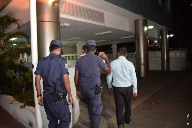 ވެލާނާ ބިލްޑިންގައި ހިންގާ އެމްއެމްޕީއާރްސީގެ އޮފީސް ސިފައިންނާ ފުލުހުން ގުޅިގެން ބަލައި ފާސްކުރުން-- ސަން ފޮޓޯ/ ޔޫސުފް ސޮފްވާން
