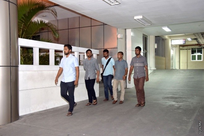 ވެލާނާ ބިލްޑިންގައި ހިންގާ އެމްއެމްޕީއާރްސީގެ އޮފީސް ސިފައިންނާ ފުލުހުން ގުޅިގެން ބަލައި ފާސްކުރުން-- ސަން ފޮޓޯ/ ޔޫސުފް ސޮފްވާން