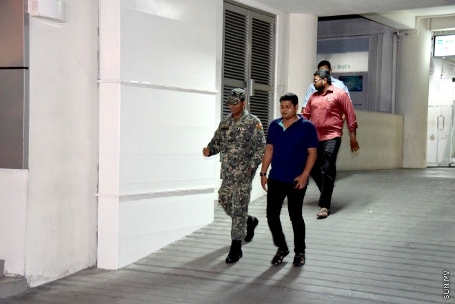 ވެލާނާ ބިލްޑިންގައި ހިންގާ އެމްއެމްޕީއާރްސީގެ އޮފީސް ސިފައިންނާ ފުލުހުން ގުޅިގެން ބަލައި ފާސްކުރުން-- ސަން ފޮޓޯ/ ޔޫސުފް ސޮފްވާން