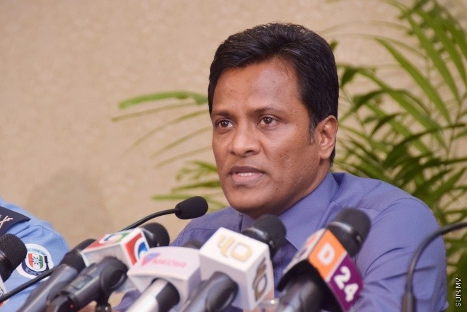 އޮކްޓޯބަރ 20، 2015، ފިނިފެންމާ ލޯންޗުގައި އެއްޗެއް ގޮއްވާލި ހާދިސާ ތަހުގީގު ކުރުމަށް އުފެއްދި ނެޝަނަލް އިނކުއަރީ ކޮމިޝަނުން ނޫސްވެރިންނަށް މައުލޫމާތު ދިނުމަށް ބޭއްވި ބައްދަލު ވުމުގެ ތެރެއިން -- ސަންފޮޓޯ/ ފަޔާޒު މޫސާ