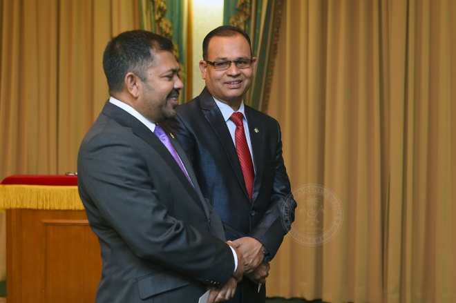 ޑިފެންސް މިނިސްޓަރުކަމަށް އައްޔަނު ކުރެއްވި އާދަމް ޝަރީފް އަށާއި ޓޫރިޒަމް މިނިސްޓަރު ކަމަށް އައްޔަން ކުރެއްވި މޫސާ ޒަމީރަށް މަގާމުގެ ހުވާލައިދެއްވައި ފަތްކޮޅު އެރުވުމަށް ބޭއްވި ރަސްމިއްޔާތުގެ ތެރޭން -- ފޮޓޯ: ރައީސް އޮފީސް