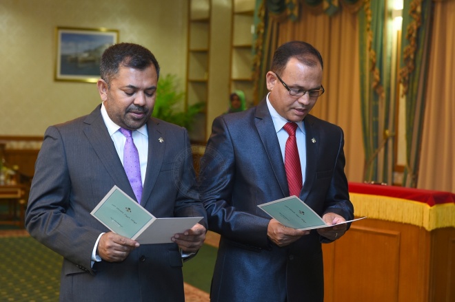 ޑިފެންސް މިނިސްޓަރުކަމަށް އައްޔަނު ކުރެއްވި އާދަމް ޝަރީފް އަށާއި  ޓޫރިޒަމް މިނިސްޓަރު ކަމަށް މޫސާ ޒަމީރަށް މަގާމުގެ ހުވާލައިދެއްވަނީ -- ފޮޓޯ: ރައީސް އޮފީސް