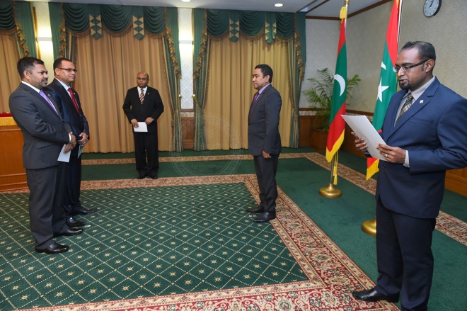 ޑިފެންސް މިނިސްޓަރުކަމަށް އައްޔަނު ކުރެއްވި އާދަމް ޝަރީފް އަށާއި  ޓޫރިޒަމް މިނިސްޓަރު ކަމަށް މޫސާ ޒަމީރަށް މަގާމުގެ ހުވާލައިދެއްވަނީ -- ފޮޓޯ: ރައީސް އޮފީސް