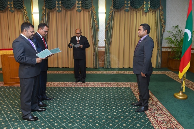 ޑިފެންސް މިނިސްޓަރުކަމަށް އައްޔަނު ކުރެއްވި އާދަމް ޝަރީފް އަށާއި  ޓޫރިޒަމް މިނިސްޓަރު ކަމަށް މޫސާ ޒަމީރަށް މަގާމުގެ ހުވާލައިދެއްވަނީ -- ފޮޓޯ: ރައީސް އޮފީސް
