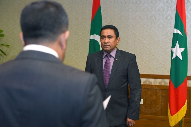 ޑިފެންސް މިނިސްޓަރުކަމަށް އައްޔަނު ކުރެއްވި އާދަމް ޝަރީފް އަށާއި ޓޫރިޒަމް މިނިސްޓަރު ކަމަށް އައްޔަން ކުރެއްވި މޫސާ ޒަމީރަށް މަގާމުގެ ހުވާލައިދެއްވައި ފަތްކޮޅު އެރުވުމަށް ބޭއްވި ރަސްމިއްޔާތުގެ ތެރޭން -- ފޮޓޯ: ރައީސް އޮފީސް