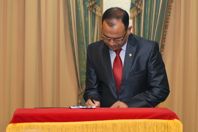 ޑިފެންސް މިނިސްޓަރު ކަމަށް އައްޔަން ކުރެއްވި އާދަމް ޝަރީފް މަގާމުގެ ލިޔުމުގައި ސޮއިކުރައްވަނީ -- ފޮޓޯ: ރައީސް އޮފީސް