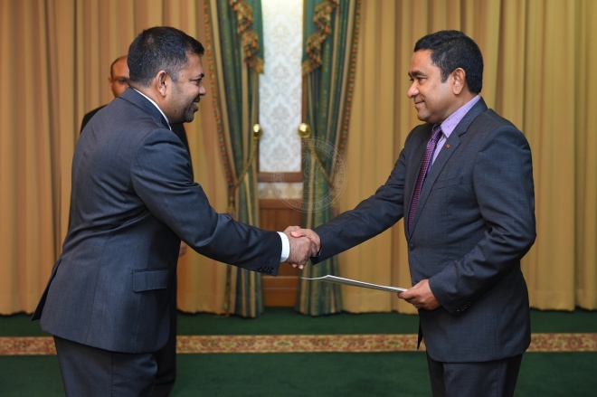 ޓޫރިޒަމް މިނިސްޓަރުކަމަށް އައްޔަންކުރެއްވި މޫސާ ޒަމީރަށް ރައީސް ޔާމީން މަގާމުގެ ފަތްކޮޅު އަރުވަނީ -- ފޮޓޯ: ރައީސް އޮފީސް
