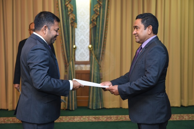 ޓޫރިޒަމް މިނިސްޓަރުކަމަށް އައްޔަންކުރެއްވި މޫސާ ޒަމީރަށް ރައީސް ޔާމީން މަގާމުގެ ފަތްކޮޅު އަރުވަނީ -- ފޮޓޯ: ރައީސް އޮފީސް
