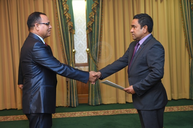 ޑިފެންސް މިނިސްޓަރުކަމަށް އައްޔަންކުރެއްވި އާދަމް ޝަރީފަށް ރައީސް ޔާމީން މަގާމުގެ ފަތްކޮޅު އަރުވަނީ -- ފޮޓޯ: ރައީސް އޮފީސް