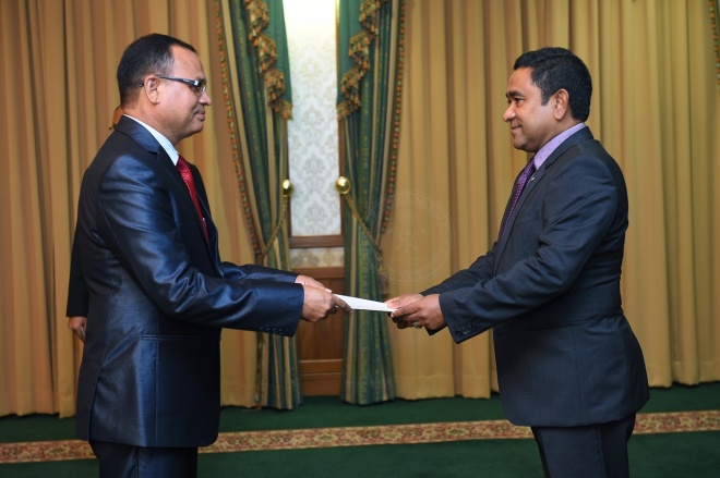ޑިފެންސް މިނިސްޓަރުކަމަށް އައްޔަންކުރެއްވި އާދަމް ޝަރީފަށް ރައީސް ޔާމީން މަގާމުގެ ފަތްކޮޅު އަރުވަނީ -- ފޮޓޯ: ރައީސް އޮފީސް