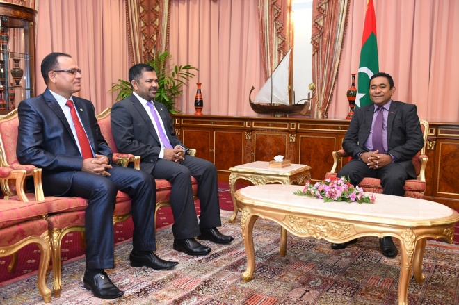 ޑިފެންސް މިނިސްޓަރުކަމަށް އައްޔަނު ކުރެއްވި އާދަމް ޝަރީފް އަށާއި ޓޫރިޒަމް މިނިސްޓަރު ކަމަށް އައްޔަން ކުރެއްވި މޫސާ ޒަމީރާ ރައީސުލްޖުމްހޫރިއްޔާ އަބްދުﷲ ޔާމީން ބައްދަލުކުރައްވަނީ -- ފޮޓޯ: ރައީސް އޮފީސް