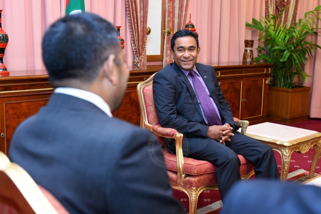 ޑިފެންސް މިނިސްޓަރުކަމަށް އައްޔަނު ކުރެއްވި އާދަމް ޝަރީފް އަށާއި ޓޫރިޒަމް މިނިސްޓަރު ކަމަށް އައްޔަން ކުރެއްވި މޫސާ ޒަމީރާ ރައީސުލްޖުމްހޫރިއްޔާ އަބްދުﷲ ޔާމީން ބައްދަލުކުރައްވަނީ -- ފޮޓޯ: ރައީސް އޮފީސް
