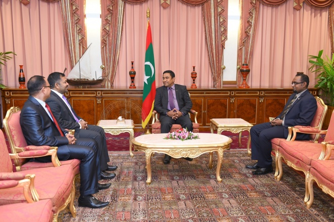 ޑިފެންސް މިނިސްޓަރުކަމަށް އައްޔަނު ކުރެއްވި އާދަމް ޝަރީފް އަށާއި ޓޫރިޒަމް މިނިސްޓަރު ކަމަށް އައްޔަން ކުރެއްވި މޫސާ ޒަމީރާ ރައީސުލްޖުމްހޫރިއްޔާ އަބްދުﷲ ޔާމީން ބައްދަލުކުރައްވަނީ -- ފޮޓޯ: ރައީސް އޮފީސް