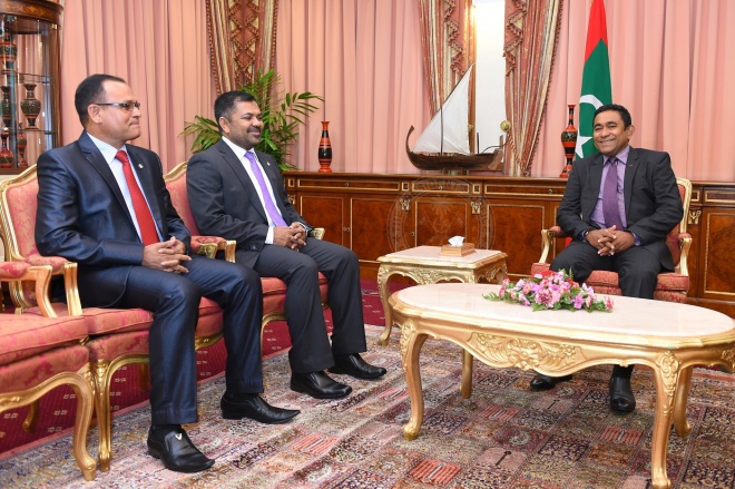 ޑިފެންސް މިނިސްޓަރުކަމަށް އައްޔަނު ކުރެއްވި އާދަމް ޝަރީފް އަށާއި ޓޫރިޒަމް މިނިސްޓަރު ކަމަށް އައްޔަން ކުރެއްވި މޫސާ ޒަމީރާ ރައީސުލްޖުމްހޫރިއްޔާ އަބްދުﷲ ޔާމީން ބައްދަލުކުރައްވަނީ -- ފޮޓޯ: ރައީސް އޮފީސް