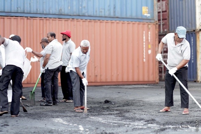 އޮކްޓޯބަރ، 30، 2015: އެމްޕީއެލް އިން މާލޭ ކޮމާޝަލް ހާބަރު ސާފުކުރުމަށް ކުރިޔަށް ގެންދިޔަ ޕްރޮގްރާމުގެ ތެރެއިން -- ސަންފޮޓޯ/ އަލީ ނަސީރު