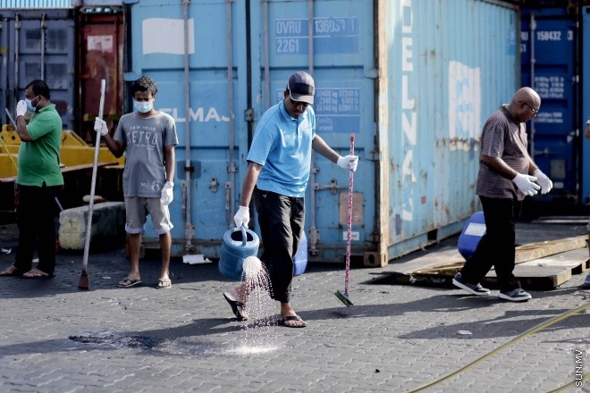 އޮކްޓޯބަރ، 30، 2015: އެމްޕީއެލް އިން މާލޭ ކޮމާޝަލް ހާބަރު ސާފުކުރުމަށް ކުރިޔަށް ގެންދިޔަ ޕްރޮގްރާމުގެ ތެރެއިން -- ސަންފޮޓޯ/ އަލީ ނަސީރު