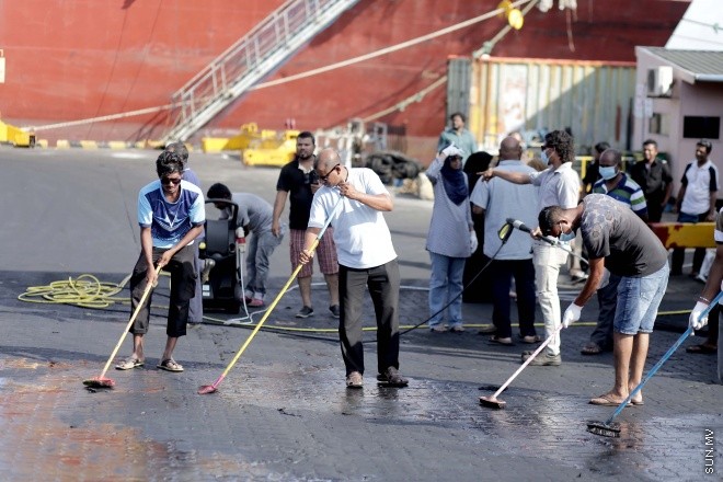 އޮކްޓޯބަރ، 30، 2015: އެމްޕީއެލް އިން މާލޭ ކޮމާޝަލް ހާބަރު ސާފުކުރުމަށް ކުރިޔަށް ގެންދިޔަ ޕްރޮގްރާމުގެ ތެރެއިން -- ސަންފޮޓޯ/ އަލީ ނަސީރު