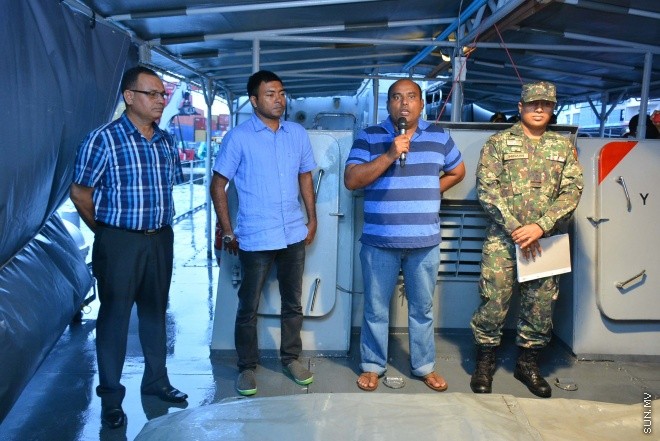 އޮކްޓޫބަރ 31، 2015: ސިފައިންނާއި ފުލުހުން ގުޅިގެން ހިބަޅިދޫގައި ކުރިއައް ގެންދިޔަ އޮޕަރޭޝަންގައި ހޯދި ހަތިޔާރުތަކެއް ނޫސްވެރިންނަށް ދައްކާލުން -- ސަން ފޮޓޯ/ ފަޔާޒު މޫސާ