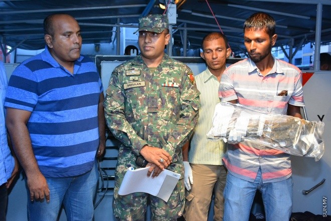އޮކްޓޫބަރ 31، 2015: ސިފައިންނާއި ފުލުހުން ގުޅިގެން ހިބަޅިދޫގައި ކުރިއައް ގެންދިޔަ އޮޕަރޭޝަންގައި ހޯދި ހަތިޔާރުތަކެއް ނޫސްވެރިންނަށް ދައްކާލުން -- ސަން ފޮޓޯ/ ފަޔާޒު މޫސާ