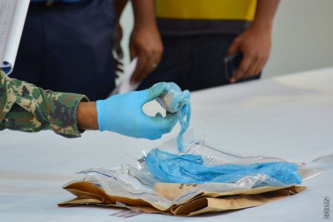 އޮކްޓޫބަރ 31، 2015: ސިފައިންނާއި ފުލުހުން ގުޅިގެން ހިބަޅިދޫގައި ކުރިއައް ގެންދިޔަ އޮޕަރޭޝަންގައި ހޯދި ހަތިޔާރުތަކެއް ނޫސްވެރިންނަށް ދައްކާލުން -- ސަން ފޮޓޯ/ ފަޔާޒު މޫސާ