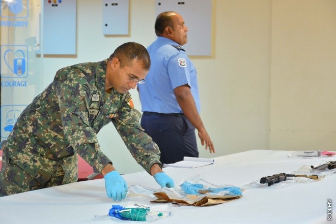 އޮކްޓޫބަރ 31، 2015: ސިފައިންނާއި ފުލުހުން ގުޅިގެން ހިބަޅިދޫގައި ކުރިއައް ގެންދިޔަ އޮޕަރޭޝަންގައި ހޯދި ހަތިޔާރުތަކެއް ނޫސްވެރިންނަށް ދައްކާލުން -- ސަން ފޮޓޯ/ ފަޔާޒު މޫސާ