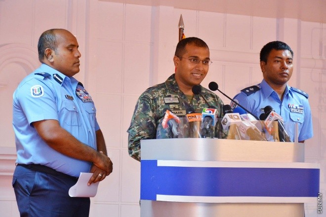 އޮކްޓޫބަރ 31، 2015: ސިފައިންނާއި ފުލުހުން ގުޅިގެން ހިބަޅިދޫގައި ކުރިއައް ގެންދިޔަ އޮޕަރޭޝަންގައި ހޯދި ހަތިޔާރުތަކެއް ނޫސްވެރިންނަށް ދައްކާލުން -- ސަން ފޮޓޯ/ ފަޔާޒު މޫސާ