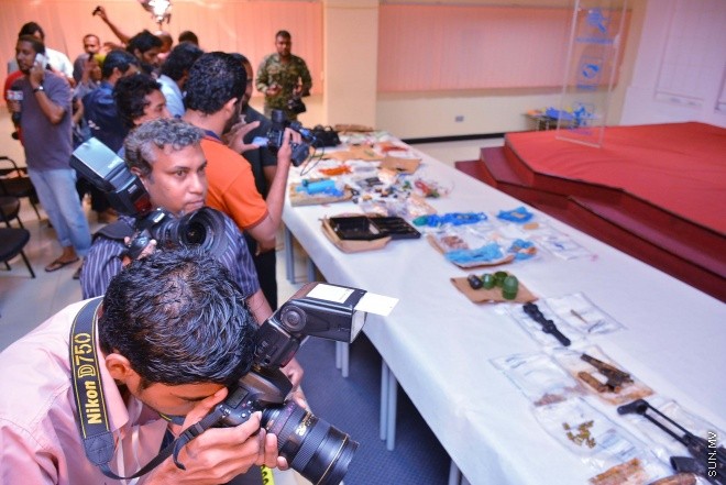 އޮކްޓޫބަރ 31، 2015: ސިފައިންނާއި ފުލުހުން ގުޅިގެން ހިބަޅިދޫގައި ކުރިއައް ގެންދިޔަ އޮޕަރޭޝަންގައި ހޯދި ހަތިޔާރުތަކެއް ނޫސްވެރިންނަށް ދައްކާލުން -- ސަން ފޮޓޯ/ ފަޔާޒު މޫސާ