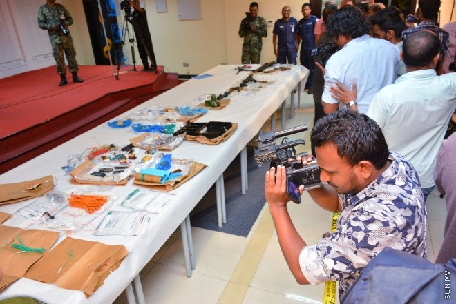 އޮކްޓޫބަރ 31، 2015: ސިފައިންނާއި ފުލުހުން ގުޅިގެން ހިބަޅިދޫގައި ކުރިއައް ގެންދިޔަ އޮޕަރޭޝަންގައި ހޯދި ހަތިޔާރުތަކެއް ނޫސްވެރިންނަށް ދައްކާލުން -- ސަން ފޮޓޯ/ ފަޔާޒު މޫސާ