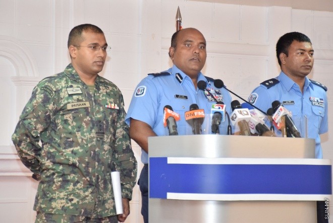 އޮކްޓޫބަރ 31، 2015: ސިފައިންނާއި ފުލުހުން ގުޅިގެން ހިބަޅިދޫގައި ކުރިއައް ގެންދިޔަ އޮޕަރޭޝަންގައި ހޯދި ހަތިޔާރުތަކެއް ނޫސްވެރިންނަށް ދައްކާލުން -- ސަން ފޮޓޯ/ ފަޔާޒު މޫސާ