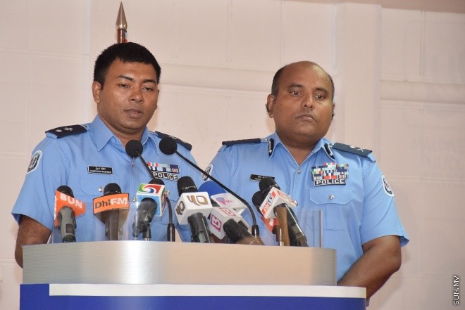 އޮކްޓޫބަރ 31، 2015: ސިފައިންނާއި ފުލުހުން ގުޅިގެން ހިބަޅިދޫގައި ކުރިއައް ގެންދިޔަ އޮޕަރޭޝަންގައި ހޯދި ހަތިޔާރުތަކެއް ނޫސްވެރިންނަށް ދައްކާލުން -- ސަން ފޮޓޯ/ ފަޔާޒު މޫސާ
