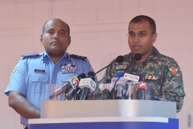 އޮކްޓޫބަރ 31، 2015: ސިފައިންނާއި ފުލުހުން ގުޅިގެން ހިބަޅިދޫގައި ކުރިއައް ގެންދިޔަ އޮޕަރޭޝަންގައި ހޯދި ހަތިޔާރުތަކެއް ނޫސްވެރިންނަށް ދައްކާލުން -- ސަން ފޮޓޯ/ ފަޔާޒު މޫސާ