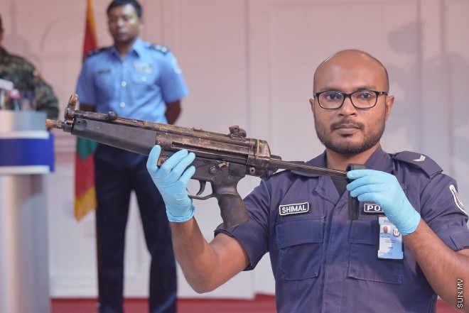 އޮކްޓޫބަރ 31، 2015: ސިފައިންނާއި ފުލުހުން ގުޅިގެން ހިބަޅިދޫގައި ކުރިއައް ގެންދިޔަ އޮޕަރޭޝަންގައި ހޯދި ހަތިޔާރުތަކެއް ނޫސްވެރިންނަށް ދައްކާލުން -- ސަން ފޮޓޯ/ ފަޔާޒު މޫސާ