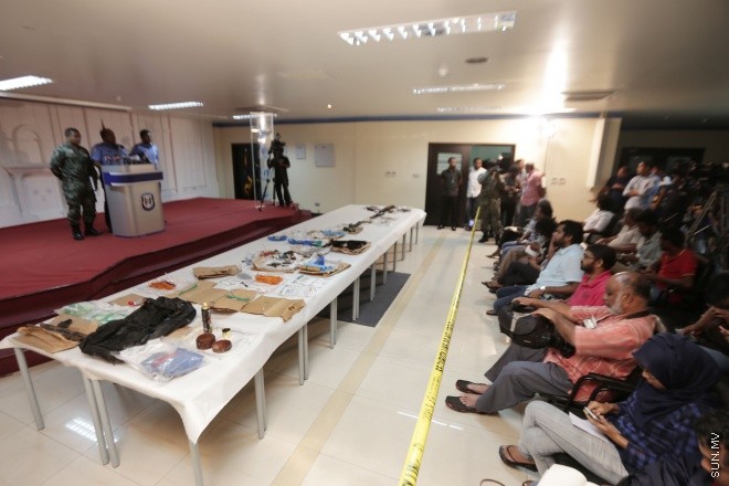އޮކްޓޫބަރ 31، 2015: ސިފައިންނާއި ފުލުހުން ގުޅިގެން ހިބަޅިދޫގައި ކުރިއައް ގެންދިޔަ އޮޕަރޭޝަންގައި ހޯދި ހަތިޔާރުތަކެއް ނޫސްވެރިންނަށް ދައްކާލުން -- ސަން ފޮޓޯ/ ފަޔާޒު މޫސާ