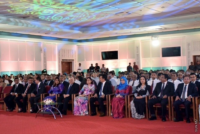 ނުވެމްބަރ 1، 2015: ނަލަ ރީތި އާ ނޫޓު ރަންދިހަފަހެއް ތައާރަފްކުރުމަށް ދަރުބާރުގޭގައި ބޭއްވި ހާއްސަ ރަސްމިއްޔާތުގެ ތެރެއިން -- ސަން ފޮޓޯ/ ފަޔާޒު މޫސާ