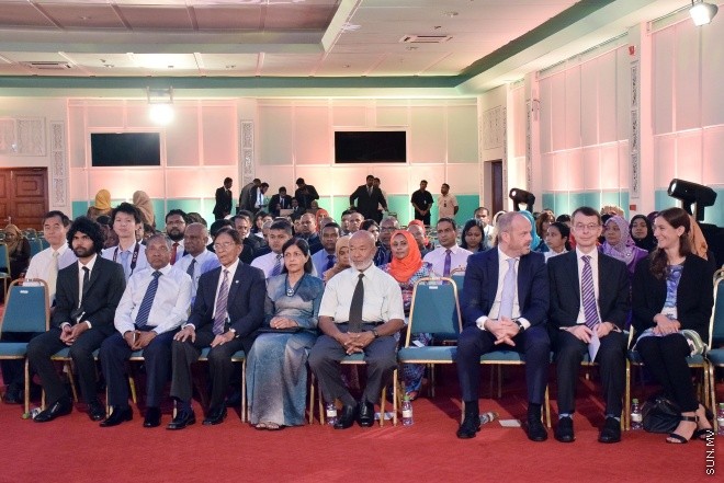 ނުވެމްބަރ 1، 2015: ނަލަ ރީތި އާ ނޫޓު ރަންދިހަފަހެއް ތައާރަފްކުރުމަށް ދަރުބާރުގޭގައި ބޭއްވި ހާއްސަ ރަސްމިއްޔާތުގެ ތެރެއިން -- ސަން ފޮޓޯ/ ފަޔާޒު މޫސާ